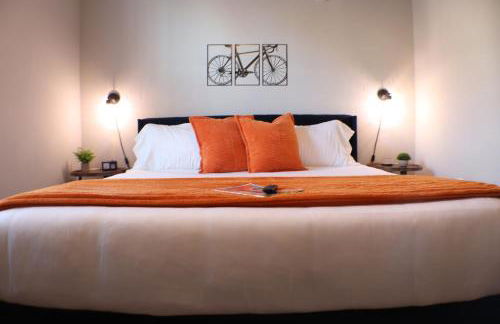 Luxe King Suite, Cozy Sectional, Gym, Pool, U of A - Photo 24