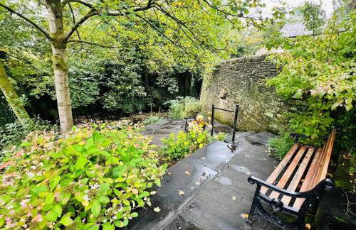 Elegant Hayfield Escape - Heart of Peak District - Photo 41