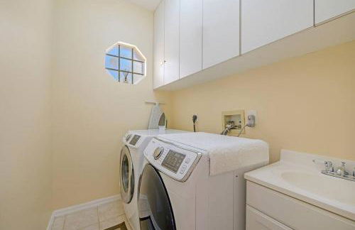 Paradise Escape Luxury Pool w/Game Room King Bed - Foto 16