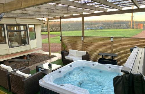 Lovely Semi-rural Caravan & Hot Tub - Sleeps Fam 6 - Photo 1
