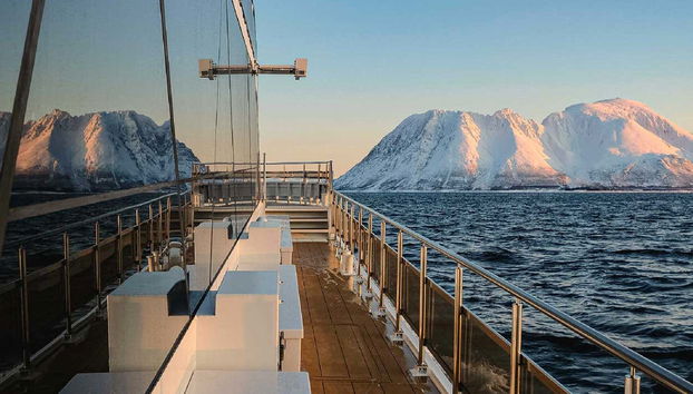 El crucero navegando por el Ártico noruego