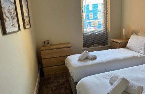 4 bedroom, sleeps 8, 30 seconds from beach, games table - Foto 8