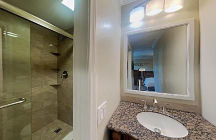Spacious 3 Bed 3 Bath Condo with Pool - Foto 21