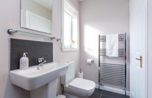 NEW Four Bedroom House - all rooms ensuite - Photo 30