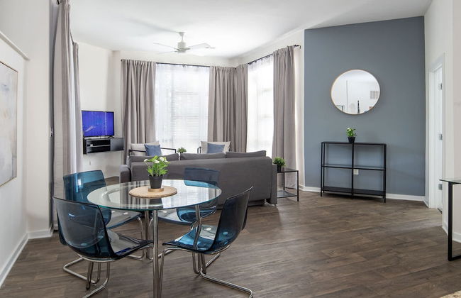 Uptown 1st Ward Corner Unit Superior 2BD Apt - Foto 33