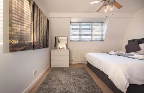 BEST PRICE! LARGE HOME - SMART TV - COMFY BEDS - GARDEN - 4 Single Beds or 2 Doubles! SLEEPS UP TO 4 GUESTS!! - Photo 3
