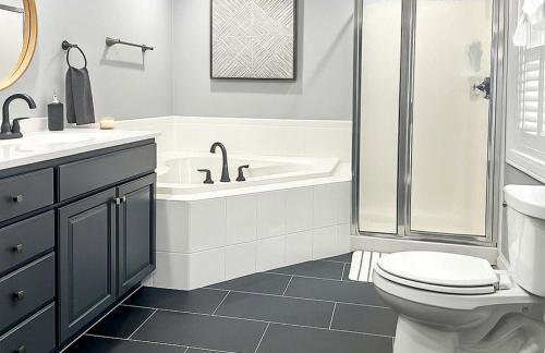 Waterfront Retreat with Spectacular Interior, Jacuzzi and Game Room in NC - Foto 30