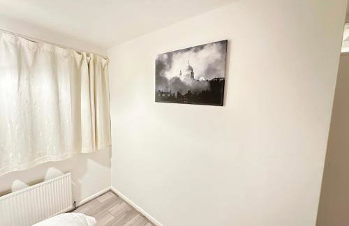 Spacious Luton Airport Accommodation - Perfect for Contractors, Families, Tourists & Long Stays - Foto 17