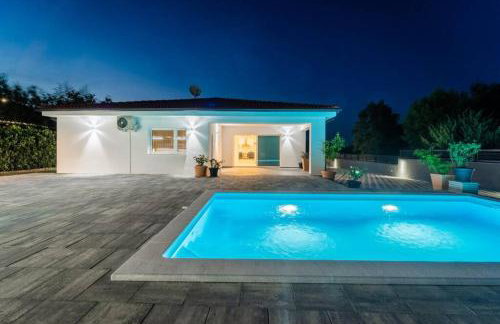 Villa Pavicini - with heated pool - Photo 1