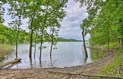 Beaver Lake Retreat with Deck and Private Hot Tub - Foto 35