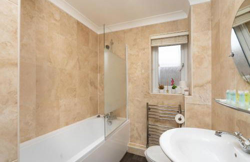 Open Mind Property - 3 Bed Home with Free Parking - Foto 10