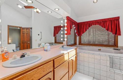 Pristine Cabin on Wooded Lot. Fantastic Location Pool Table - Foto 19