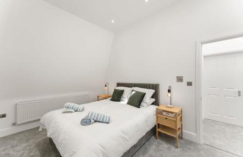 3 Bed House near Purley, by ARP Homes, Free Parking, Ideal for Long Stays & Insurance Bookings - Foto 12