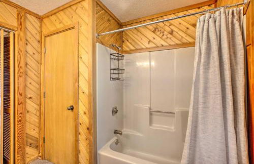 Roomy Angel Fire Home with Hot Tub, Sunroom and Views! - Foto 20