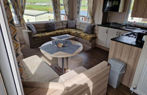 Experience Coastal Bliss in Our Modern 2019 Sea Viev 2 Bedroom static caravan at Clarach Bay Holiday Village! - Foto 4