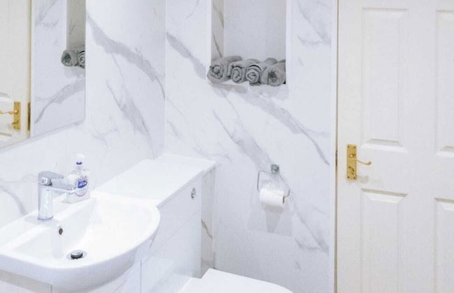 Snug & Serene 2BD Flat - Roseburn - Photo 16