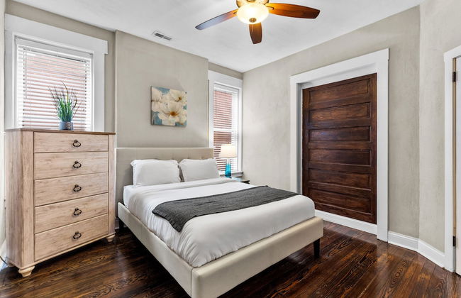 Designer Home in Shaw Right Side - JZ Vacation Rentals - Photo 2