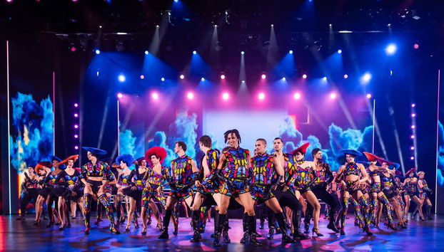 Spettacolo BLINDED by DELIGHT Grand Show nel Teatro Friedrichstadt-Palast - Photo 3, Gli artisti sul palcoscenico