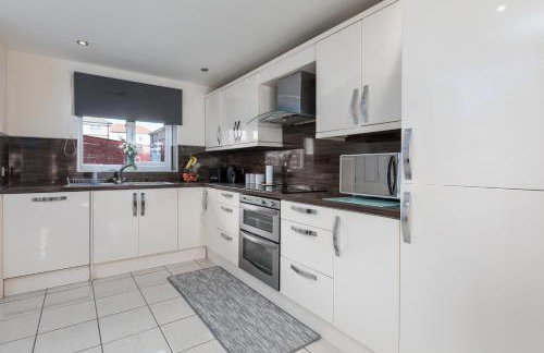 Spacious Luxurious Serviced Accommodation 6 - Photo 26