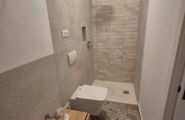Omis apartment - near beach and town center, ground floor with small garden - Foto 13