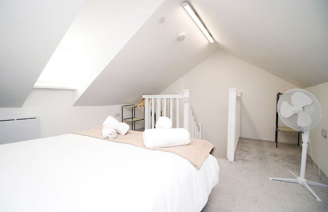 Skyline Immaculate 2-bed Apartment in Swansea - Photo 5