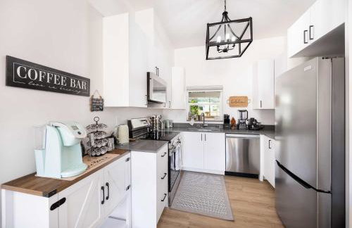 2025 Built Single-Level 2BR Serene Home with 2 AC - Foto 4