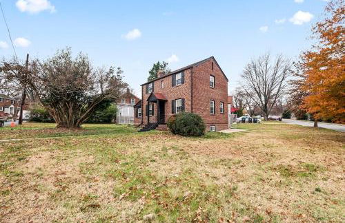 1 min to DC 8 beds sleeps 16 with yard and parking - Foto 17