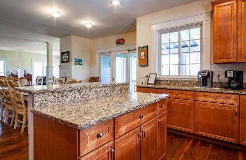 Chesapeake Waterfront - 7BR 5BA - Beach Pool Dock - Foto 14