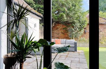 Historic Hampshire Cottage with Private Putting Green - Photo 22