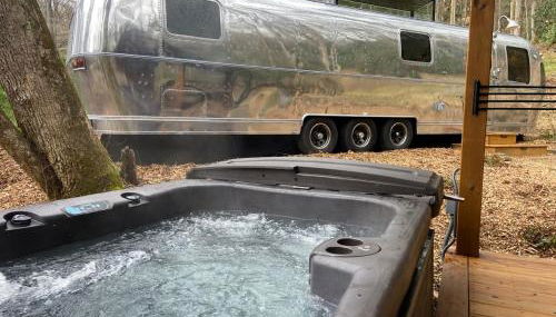 Airstream w Bathtub, River, & Hot Tub - Foto 3