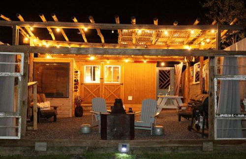 Meadow View Romantic Nature Stay w Barn, Outdoor Tub and Sauna - Foto 6