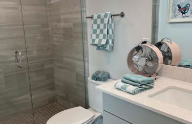 Luxury 2 Bed 2 Bath Waterfront Condo with Patio Sunsets Gym and Parking - Foto 35