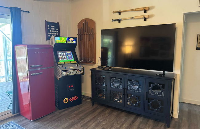 Lake Access, Game Room, Firepit, 3 Decks w/ Views Lakeview Ridge by Avantstay - Foto 17