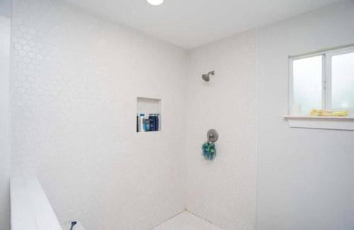 2 Large Bedrooms Open Living Peaceful - Photo 6