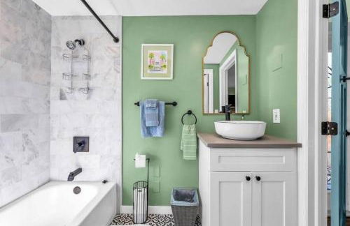 Tropical Estate w/ Guesthouse & Pool. Sleeps 8! - Foto 30