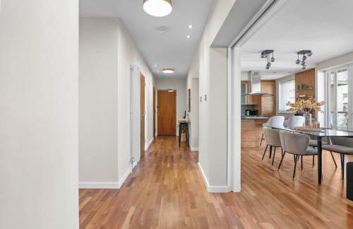 Central 2BR Park Royal Apartment with Balcony and Parking - Photo 22