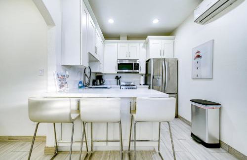 Stylish Modern Home, AC, Parking & Near FWYs - Foto 14