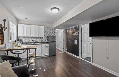 Stylish 4BR Getaway with Game Room, Grills & Cozy Outdoor Fire-Pit - Foto 30