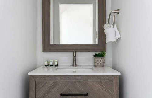 Enjoy Stylish 3BR Apt Sleeps 6 with Free Parking - Foto 16