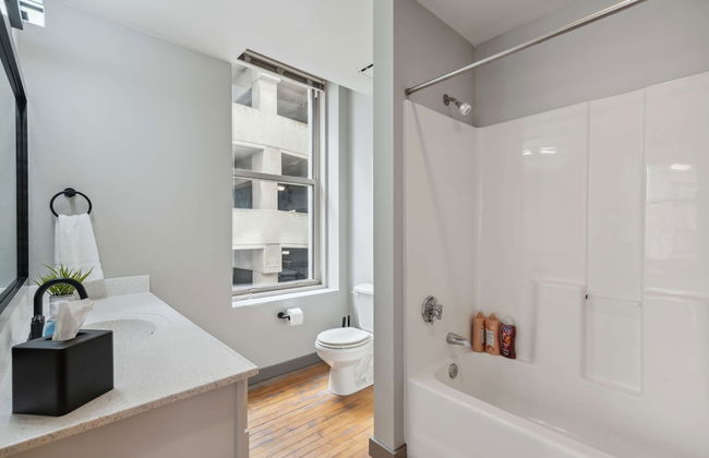 Spacious 2BR Downtown Retreat - Photo 46