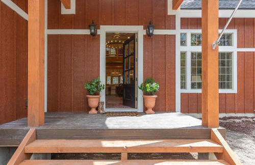 Uncle Chris Cabin by KABINO Air Conditioning Smart TVs Chefs Kitchen Spacious WiFi Grill Bills Island Reservoir Fishing - Foto 47