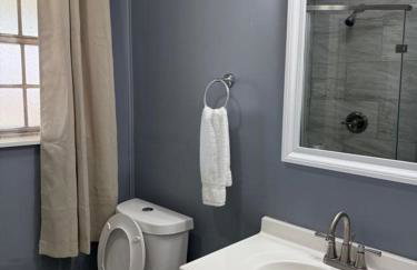 Stylish Remodeled 23 Large beds Near Elvis Presley - Foto 17