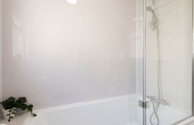 Beautiful Beachfront House wth Balcony Sea Views - Foto 38