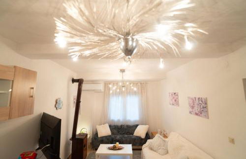 Mary's Downtown Home - a stroll away from Mount Vermio - Photo 2