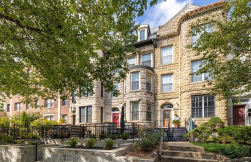 Luxury 4-BR with Free Parking in Heart of DC - Steps to Metro - Photo 10
