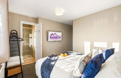 Spacious 5-Bedroom Home, Accommodates 10, Fast Wi-Fi & Parking Included - Foto 35