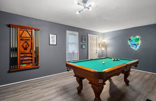 Fun & Funky Asheville Home with Pool Table, Darts - Foto 32
