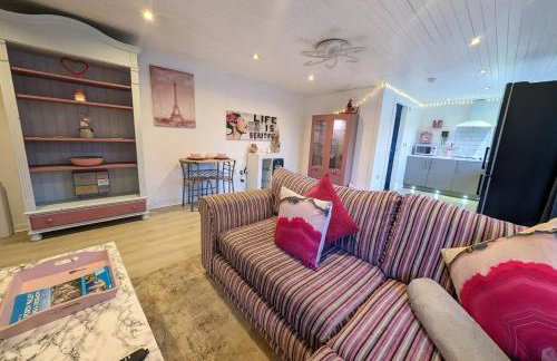 The Cabin with optional Hot Tub Projector DEPOSIT REQUIRED FOR PROJECTOR - Foto 12