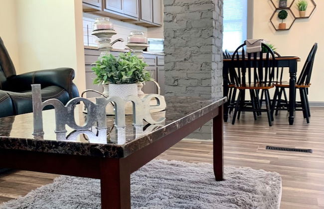 The Southside Villa - With Private Yard & Parking, Near Falls & Casino by Niagara Hospitality - Foto 1