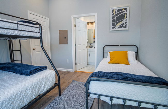 Escape to 4br/3ba Brand New Downtown Home - Foto 3